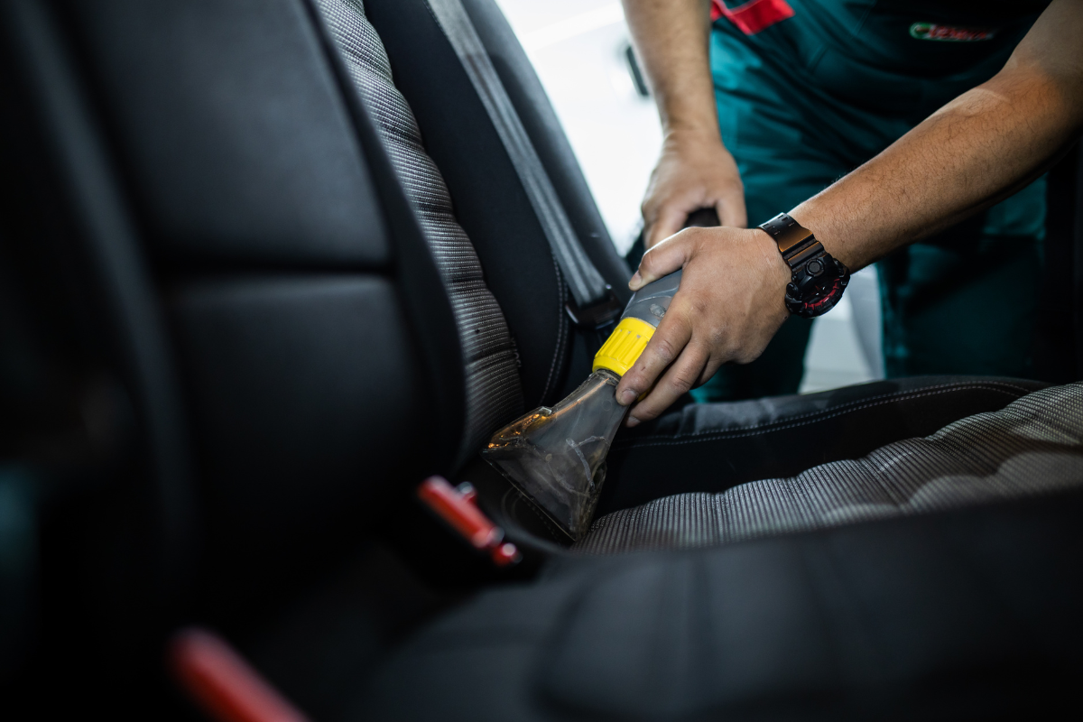 Detailing interior auto înainte și după: ce se poate recupera dintr-un interior foarte murdar