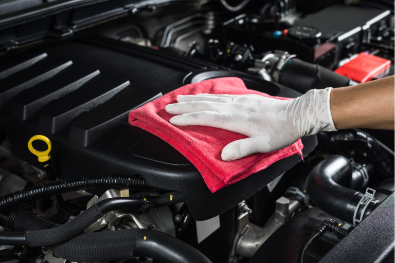 Detailing motor auto: când merită și ce riscuri există dacă e făcut greșit