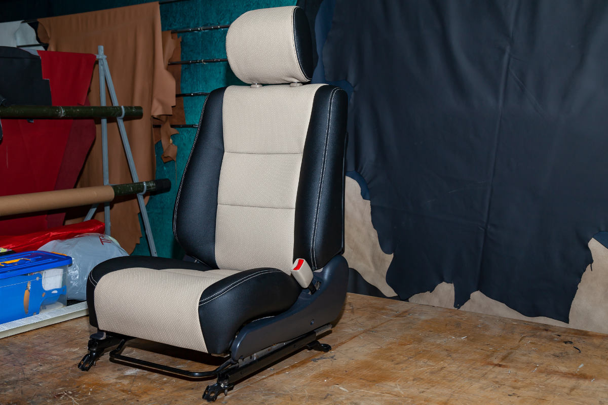 Retapitare scaune auto: piele naturala vs piele ecologica vs alcantara
