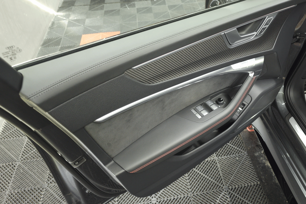 Interiorul portierei unui Audi RS6 cu piele, Alcantara și cusături roșii după detailing