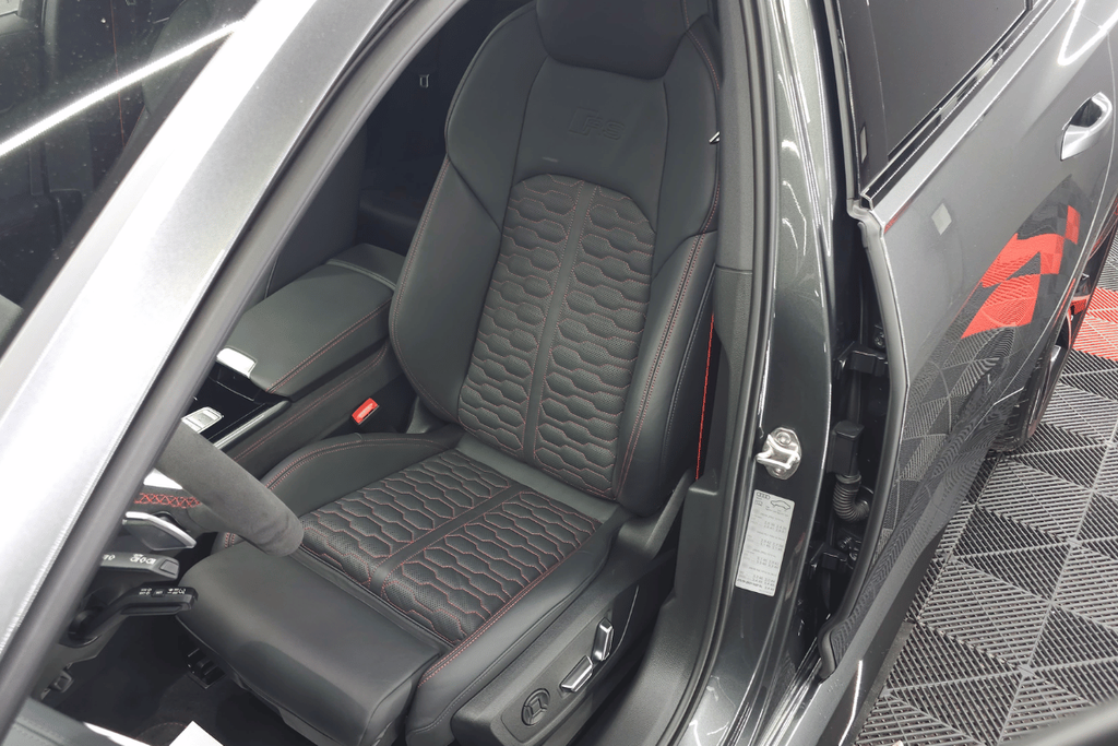 Scaun Audi RS6 din piele perforată neagră cu cusături roșii după detailing