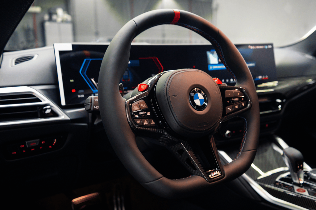 Volan BMW M personalizat cu marcaj roșu și cusături tricolore
