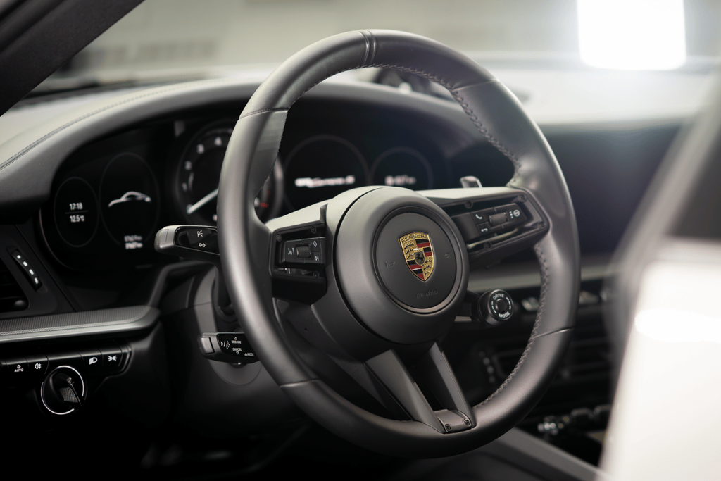Volan Porsche retapițat cu material negru și cusături discrete